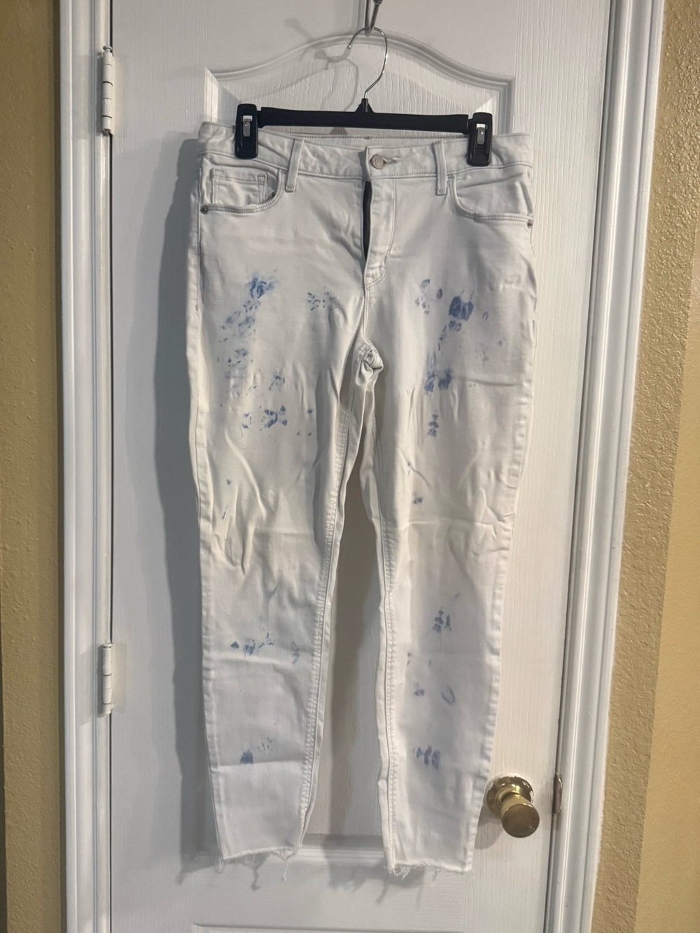 Old Navy White Skinny Jeans with Blue Paint-Effect